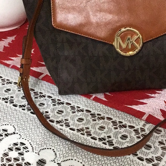 Beautiful like new condition Michael Kors Satchel - Picture 3 of 12